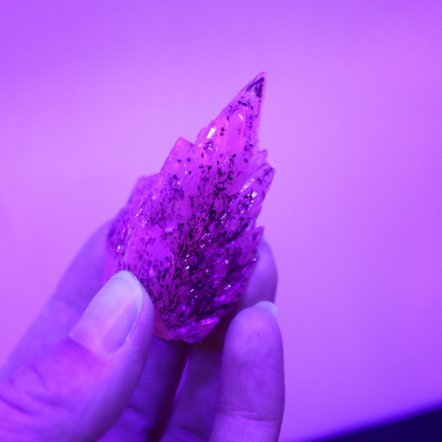 Feather calciet met pyriet UV