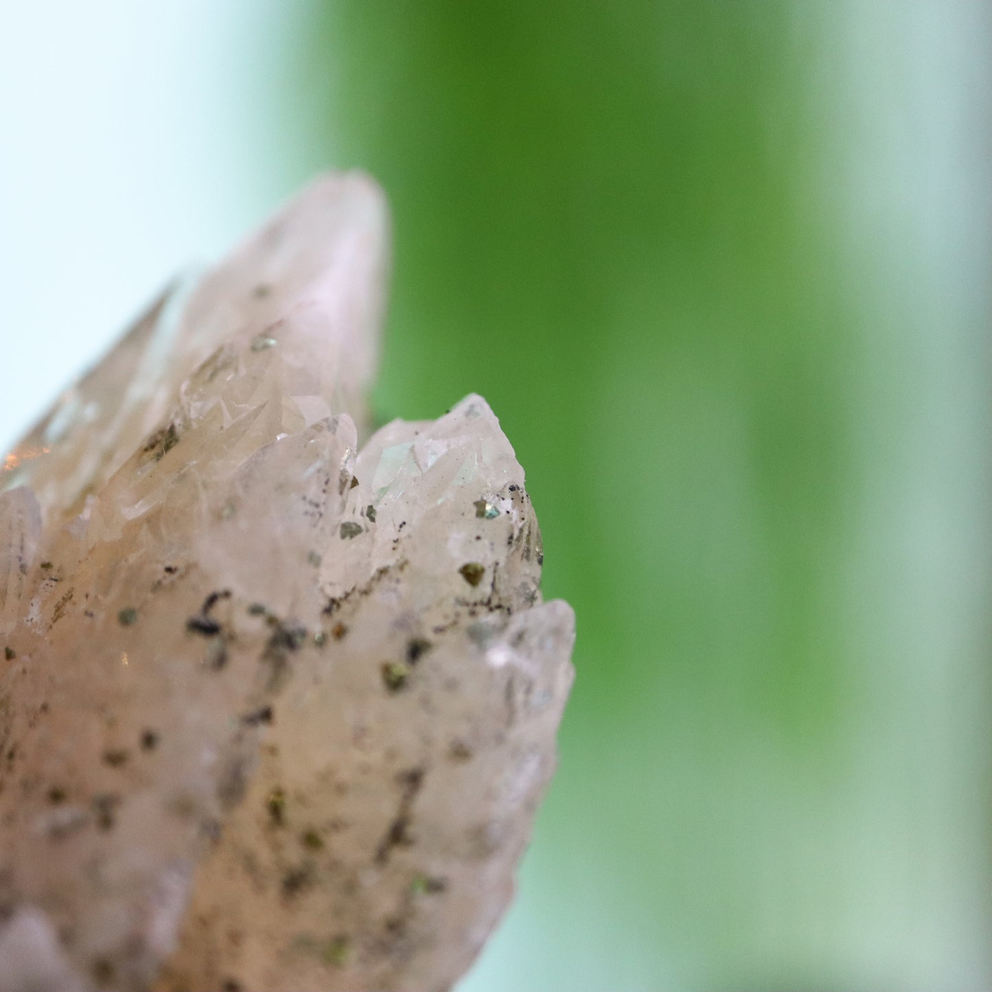 Feather calciet met pyriet UV