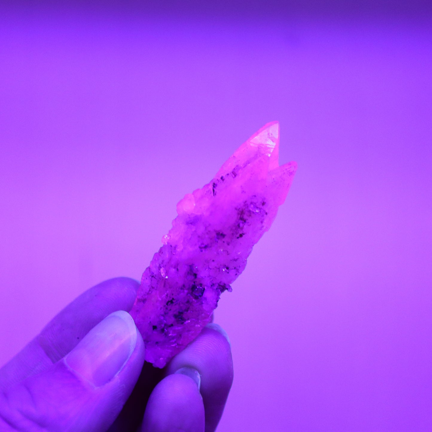 Feather calciet met pyriet UV