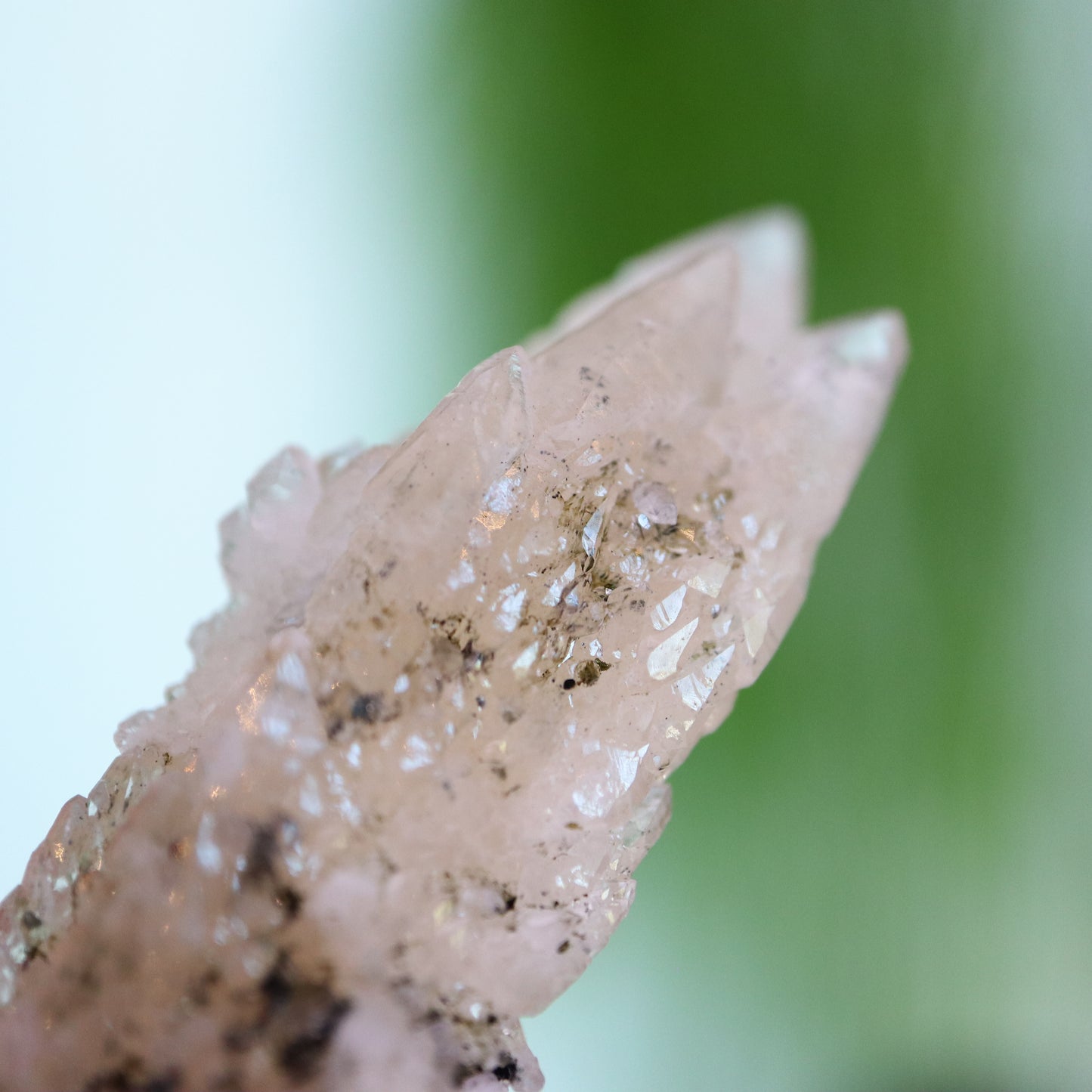 Feather calciet met pyriet UV