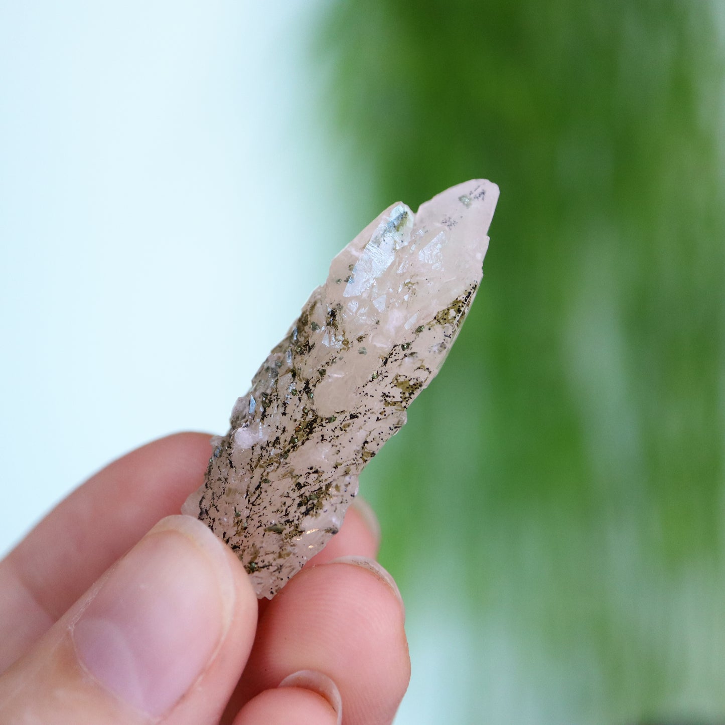 Feather calciet met pyriet UV