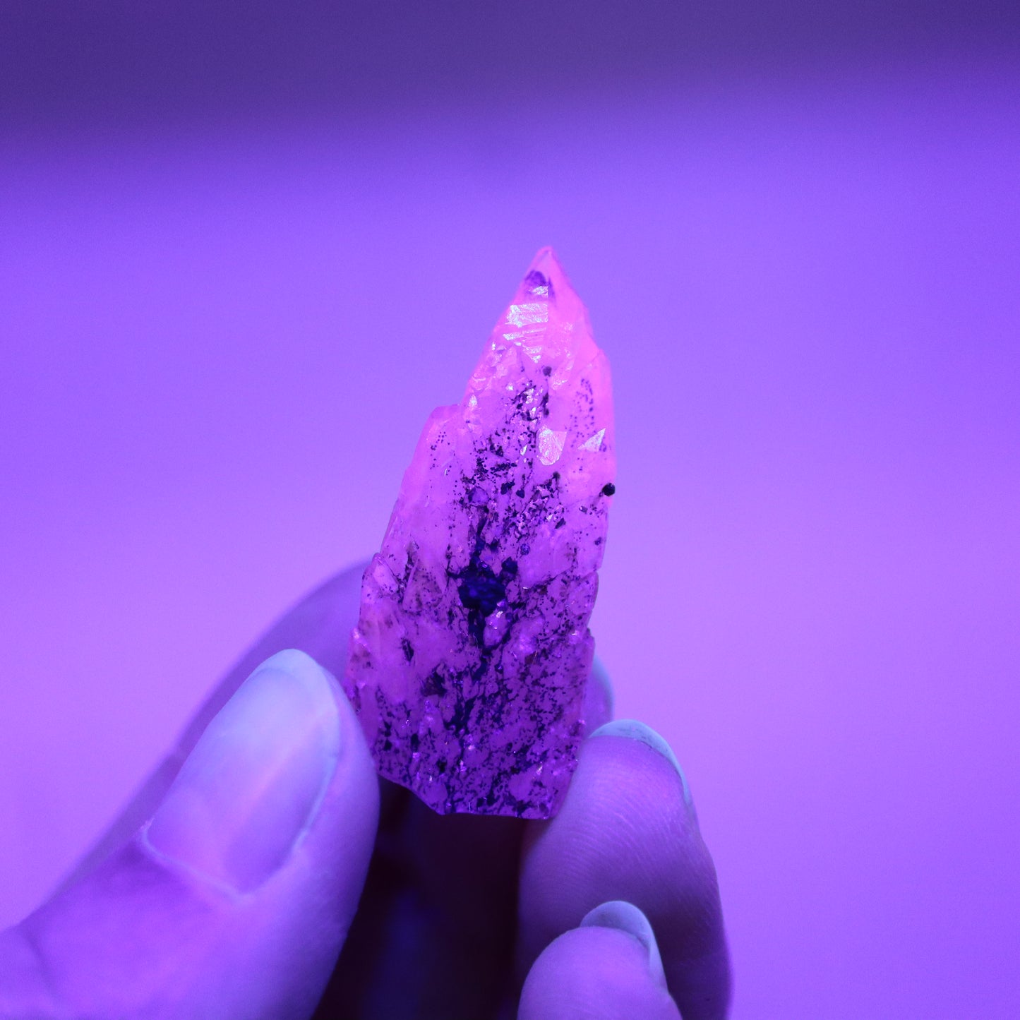 Feather calciet met pyriet UV