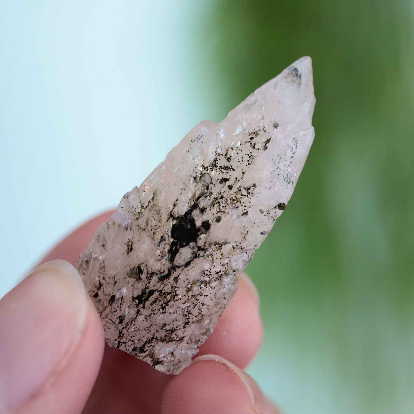 Feather calciet met pyriet UV