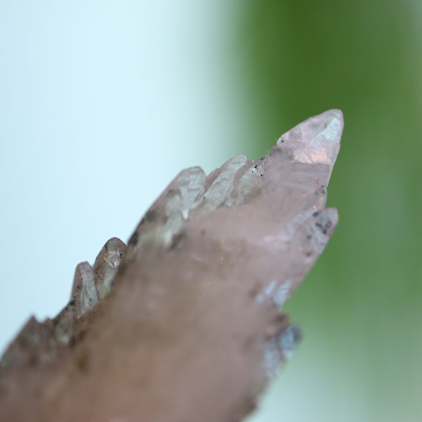 Feather calciet met pyriet UV