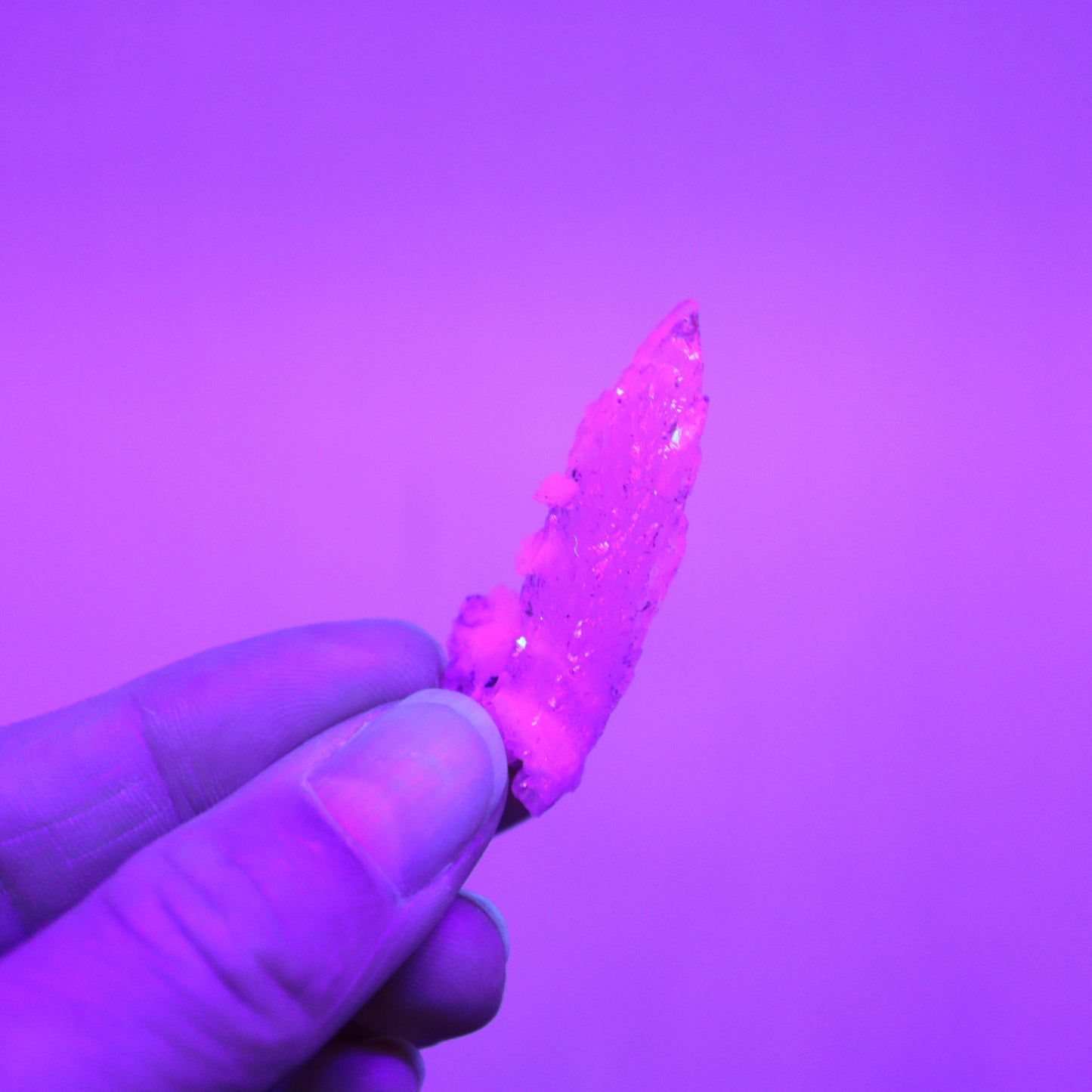 Feather calciet met pyriet UV
