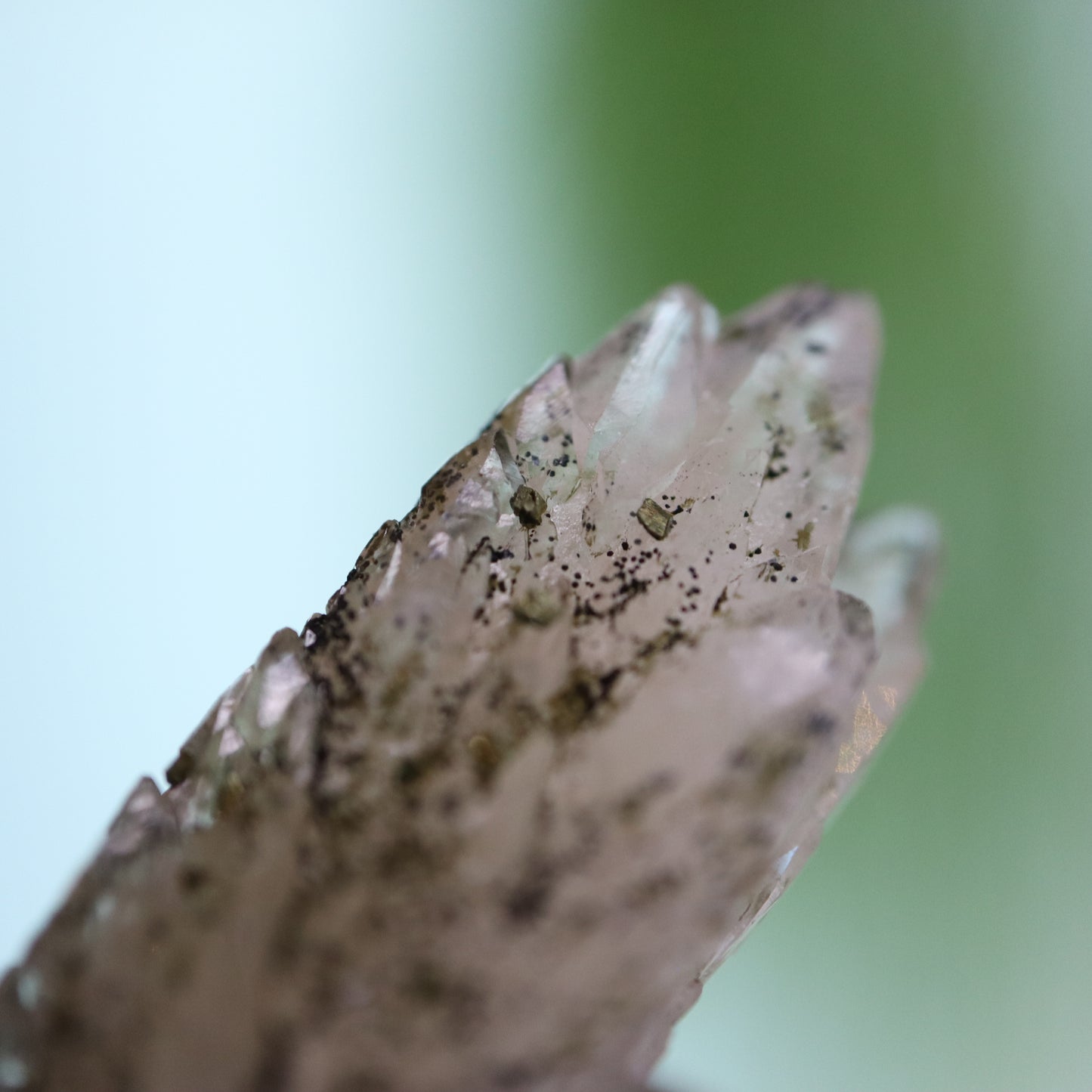 Feather calciet met pyriet UV