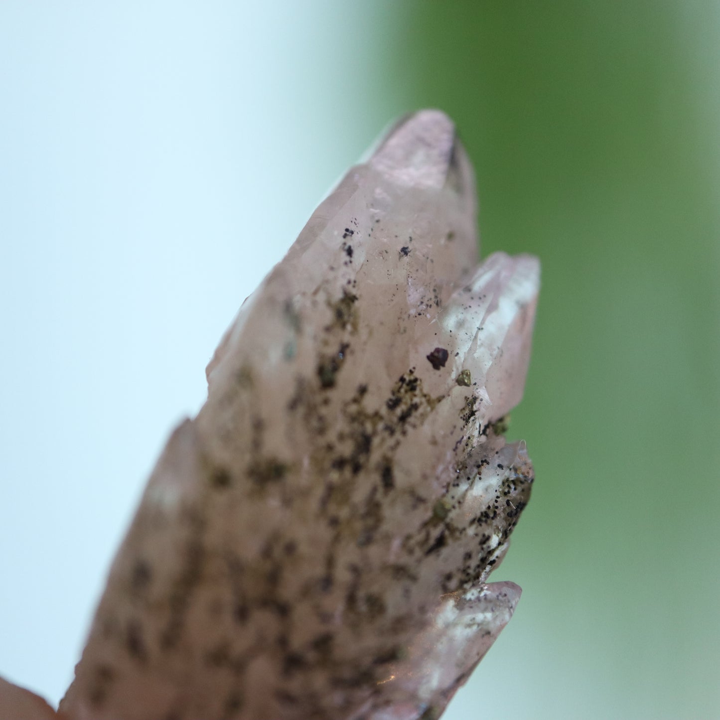 Feather calciet met pyriet UV