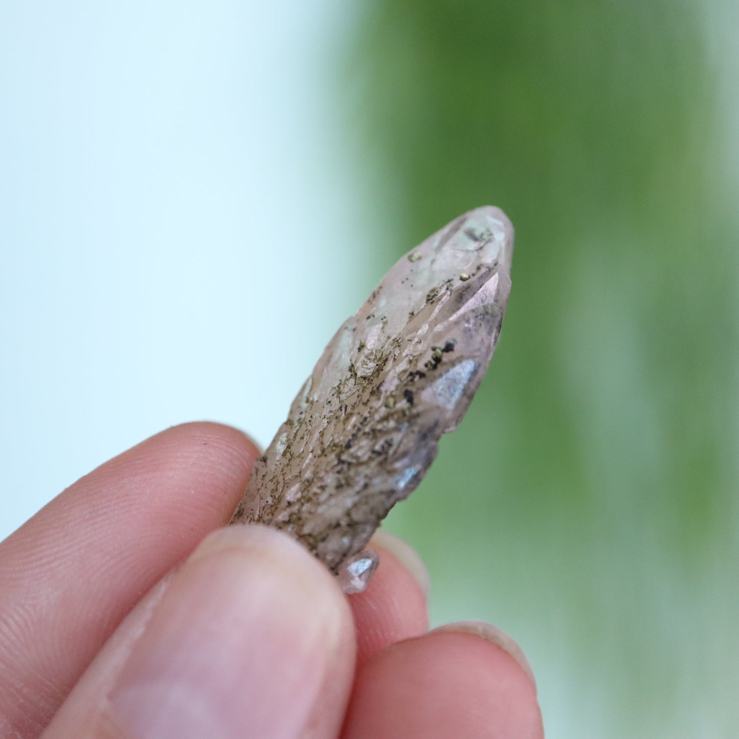 Feather calciet met pyriet UV