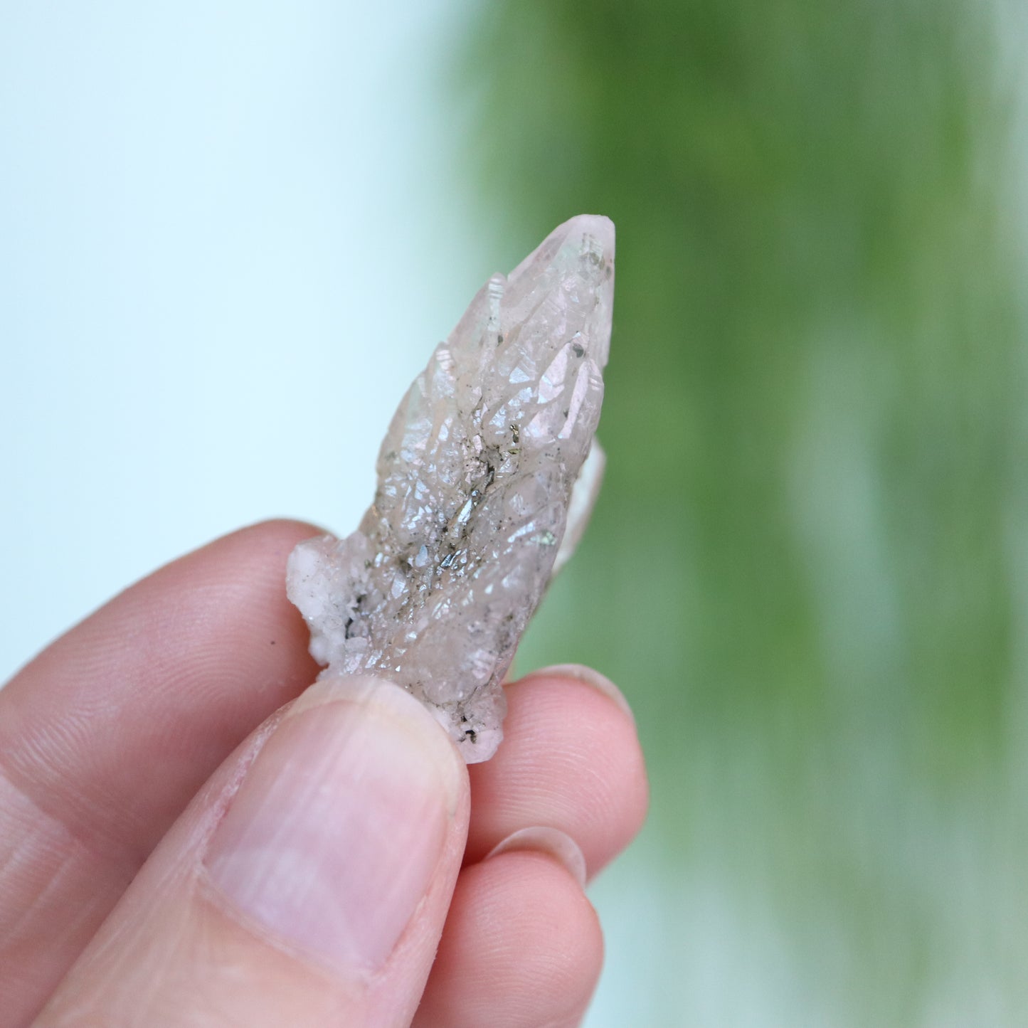 Feather calciet met pyriet UV