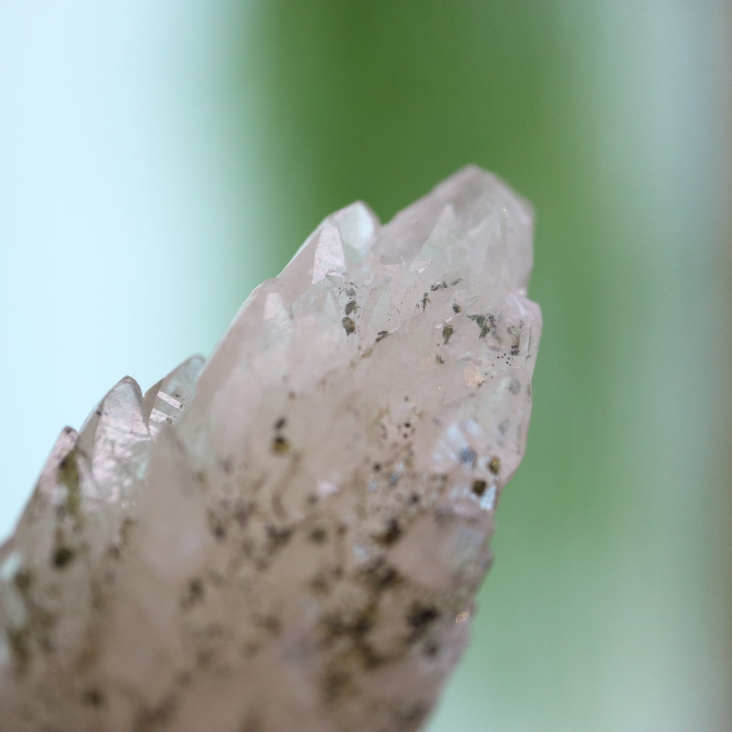 Feather calciet met pyriet UV
