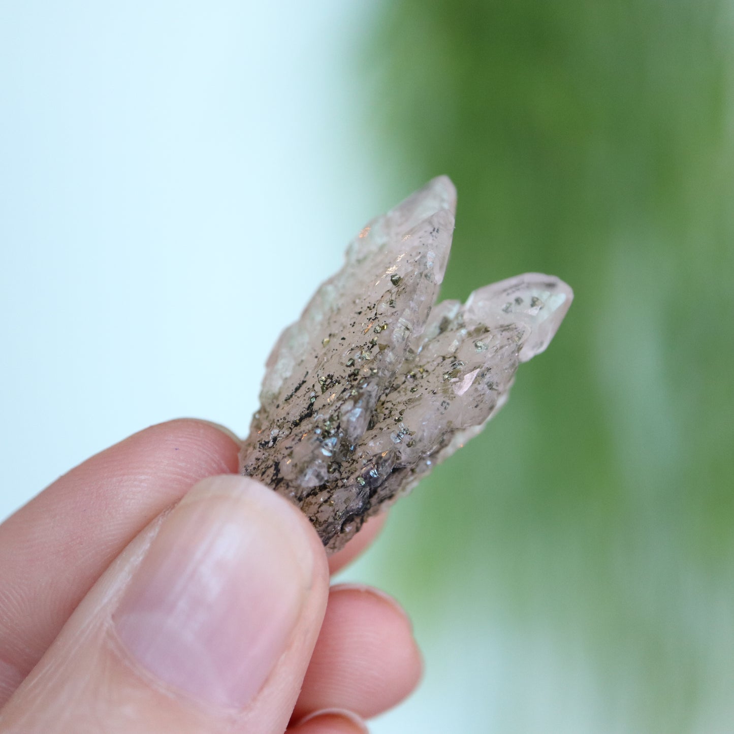 Feather calciet met pyriet UV