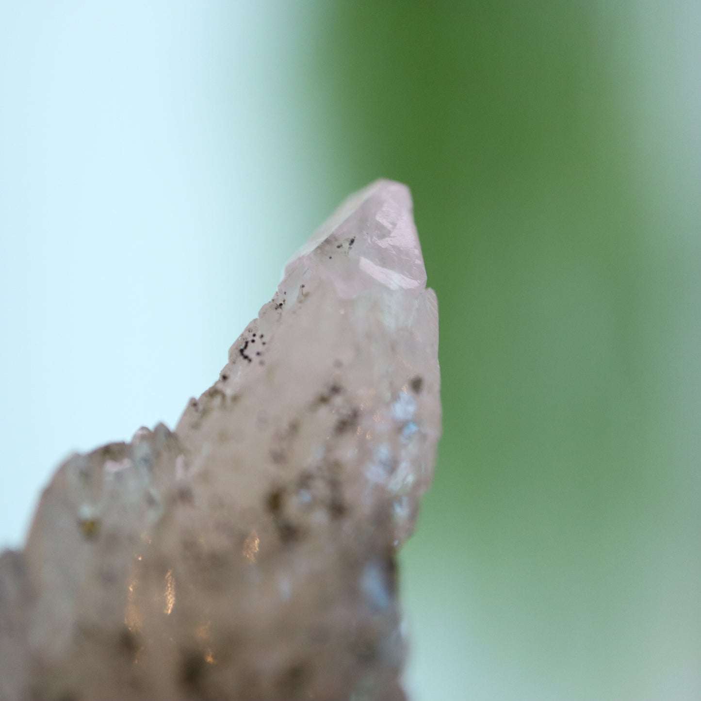Feather calciet met pyriet UV