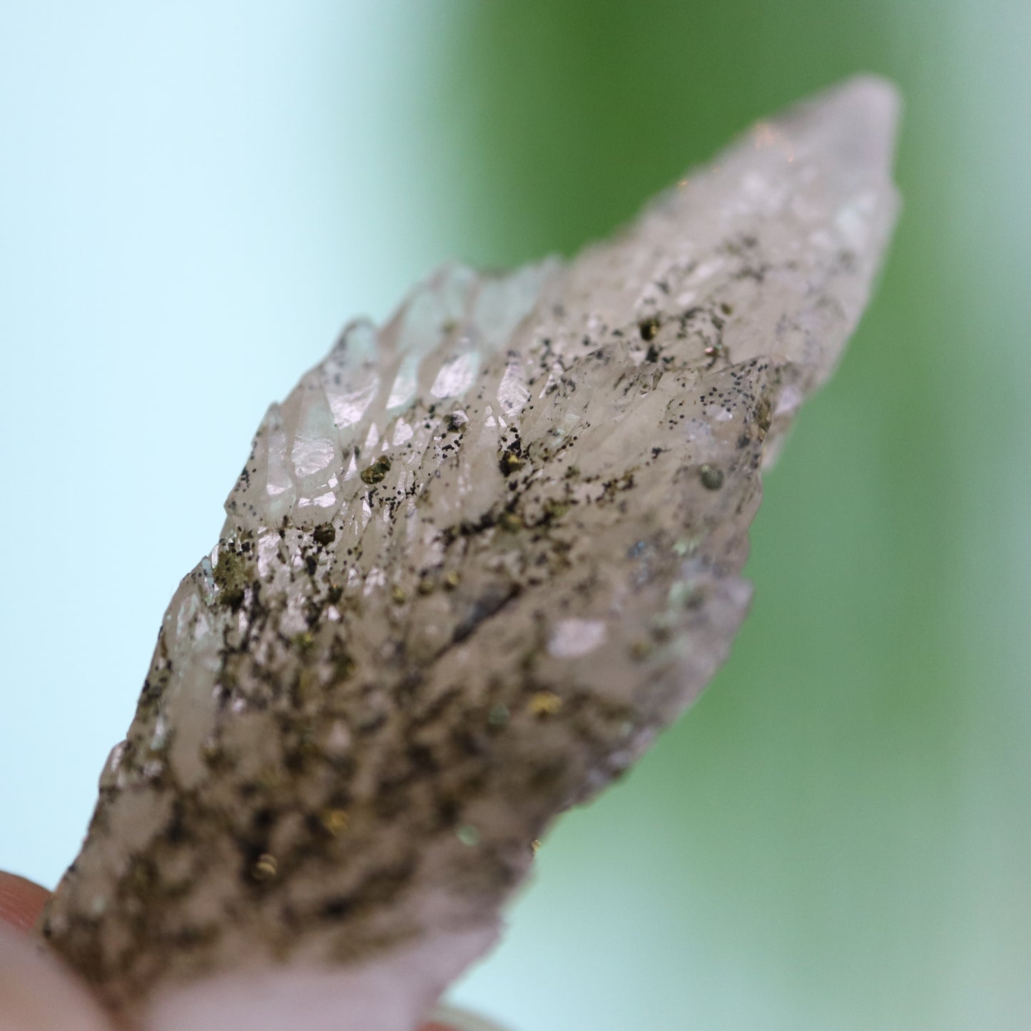 Feather calciet met pyriet UV
