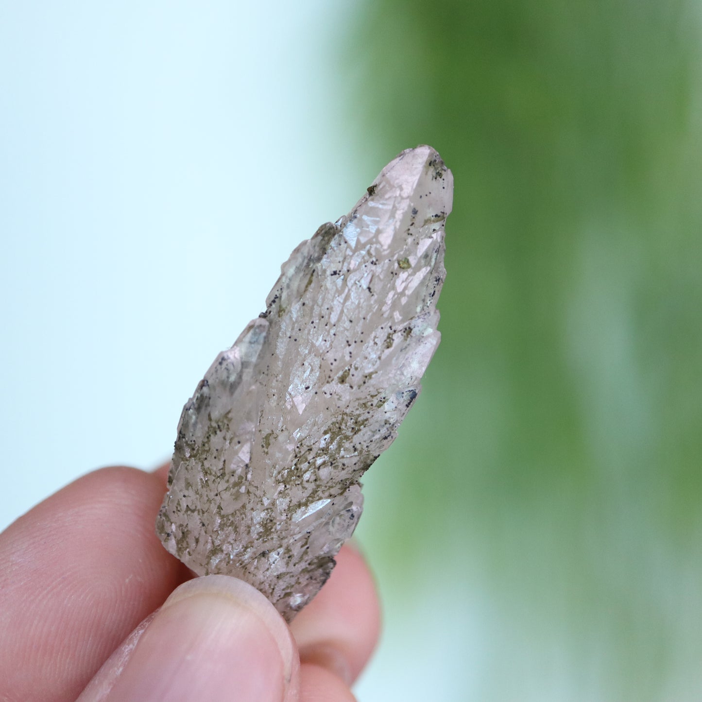 Feather calciet met pyriet UV