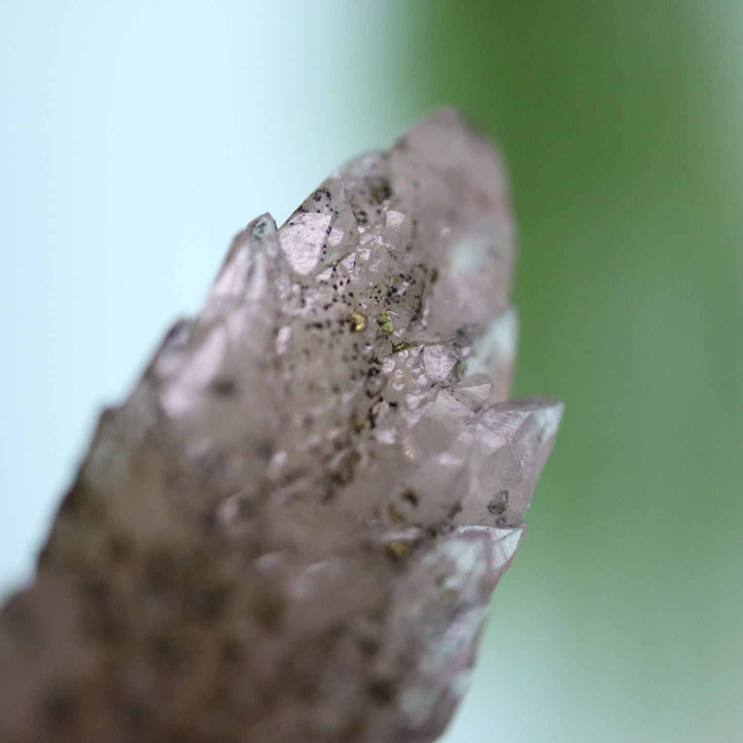 Feather calciet met pyriet UV