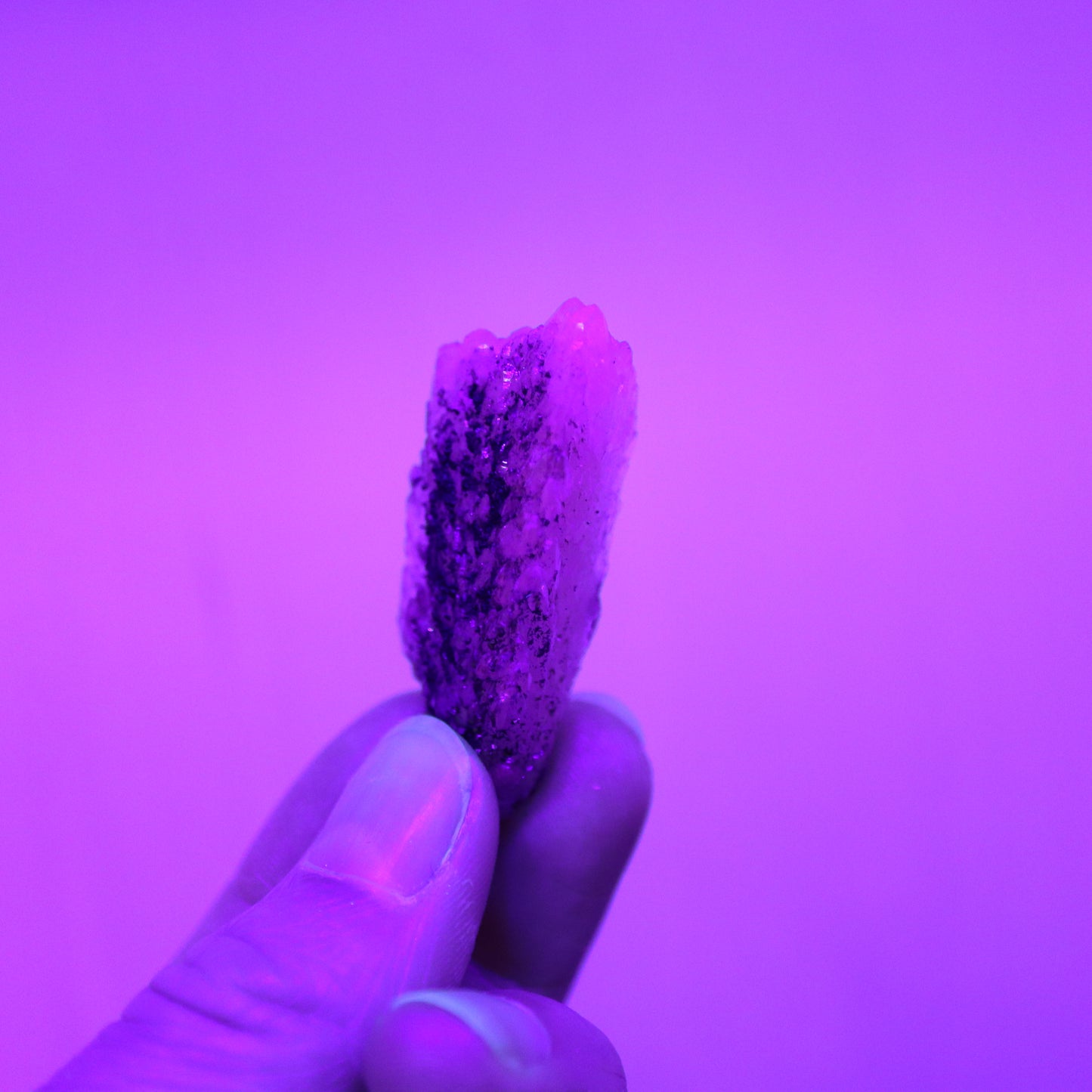 Feather calciet met pyriet UV
