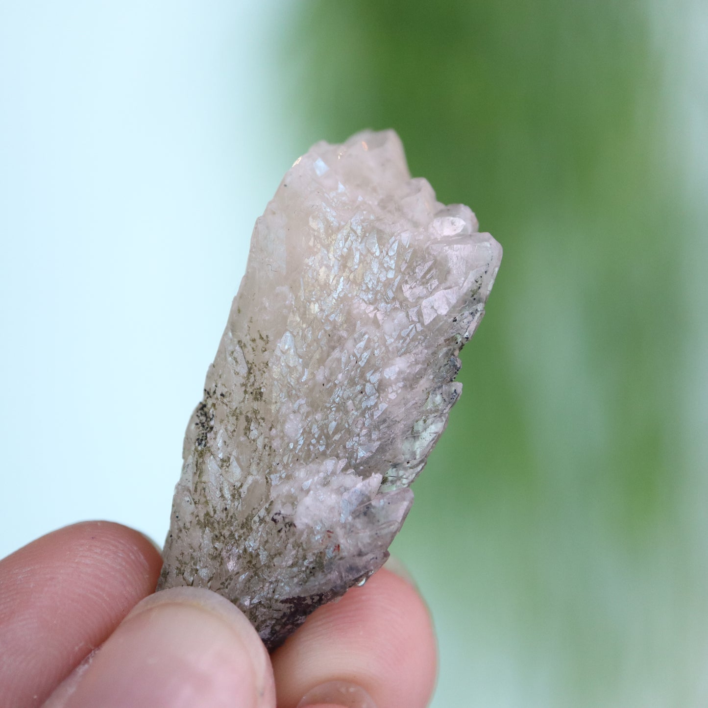 Feather calciet met pyriet UV