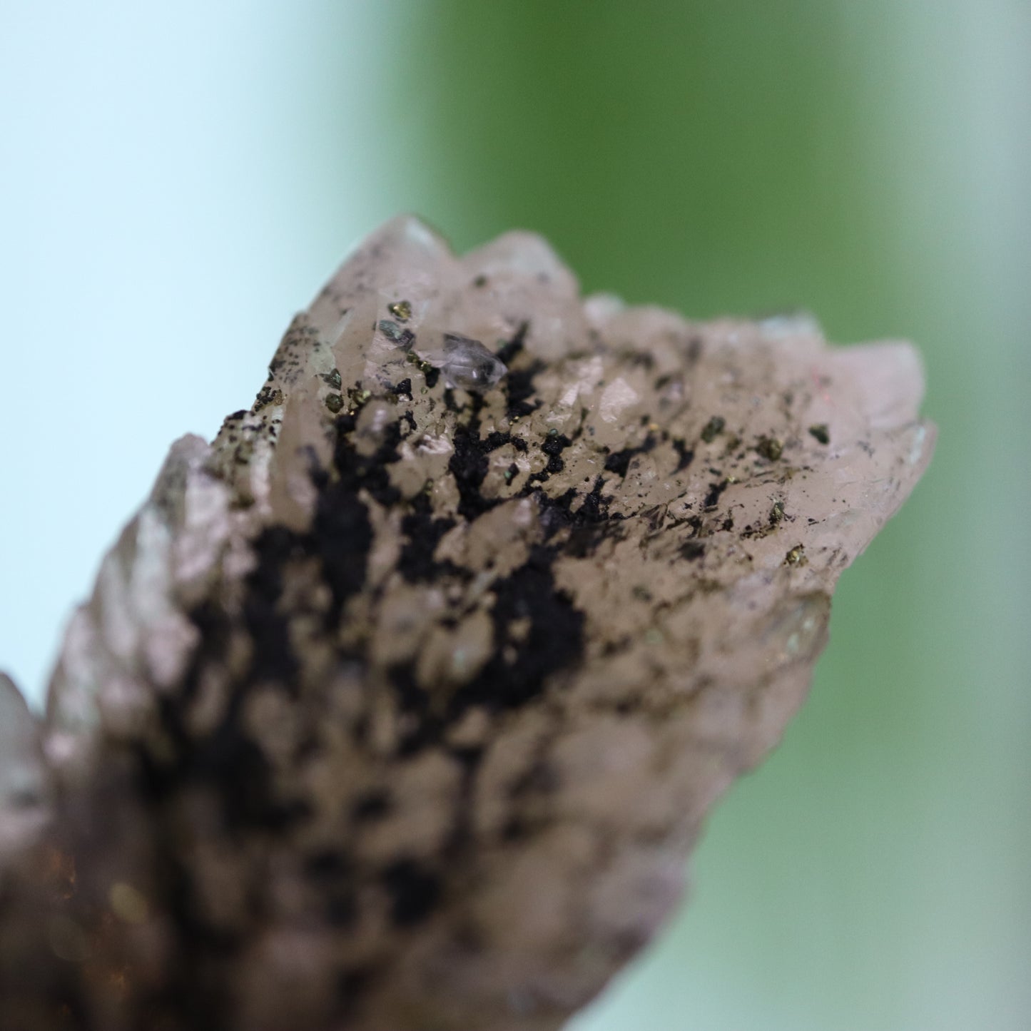 Feather calciet met pyriet UV