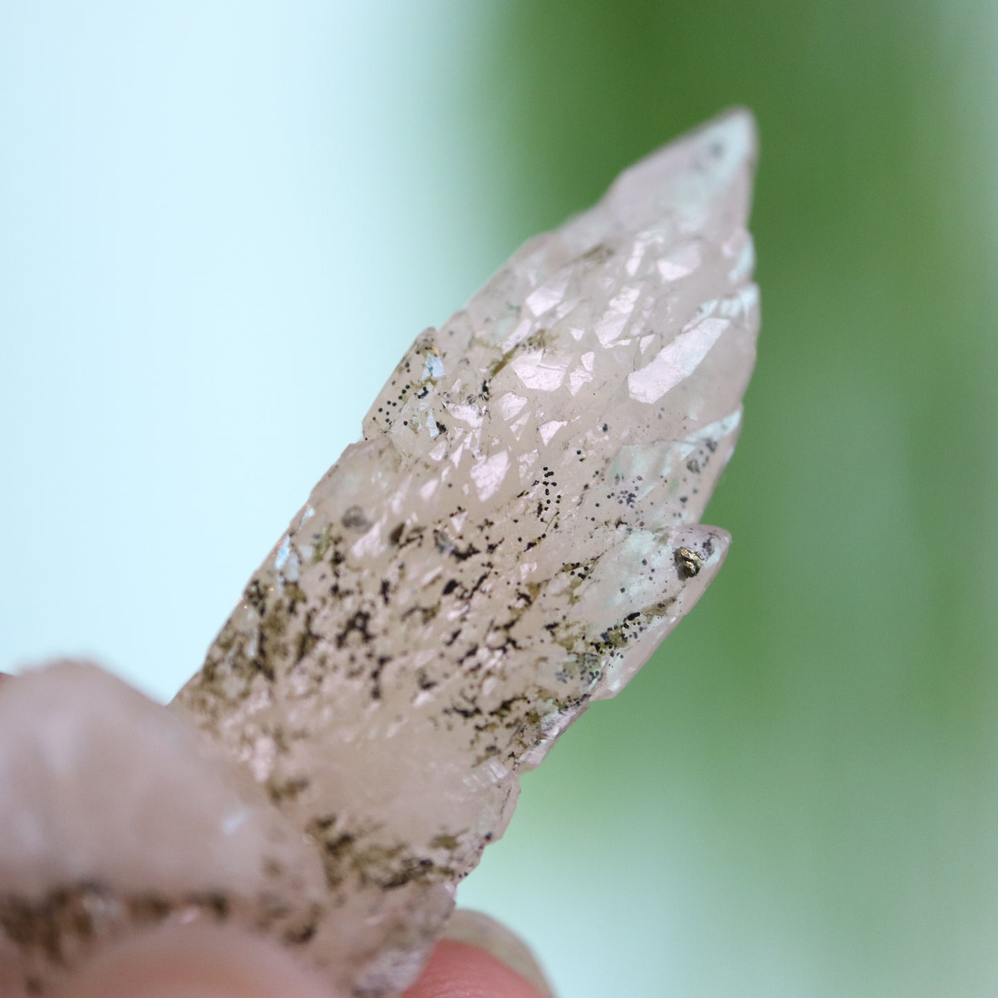 Feather calciet met pyriet UV