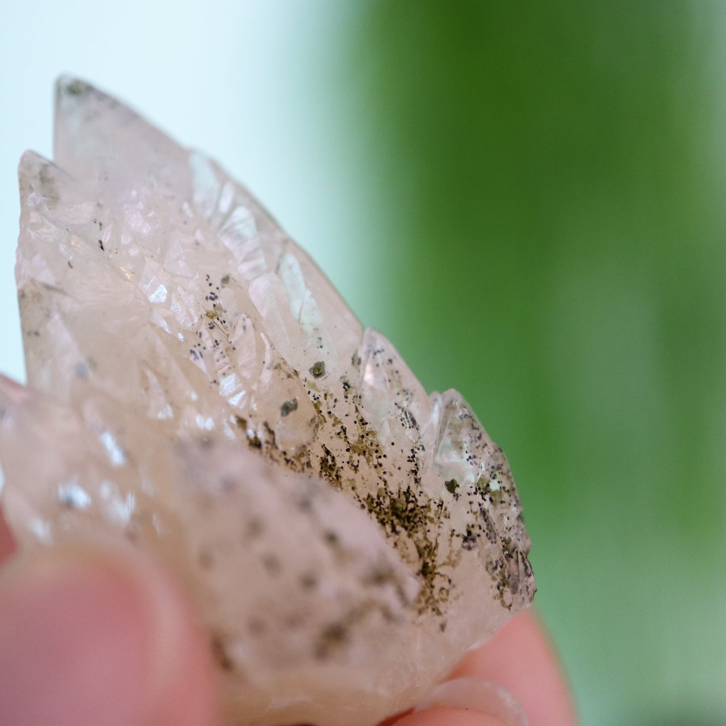Feather calciet met pyriet UV