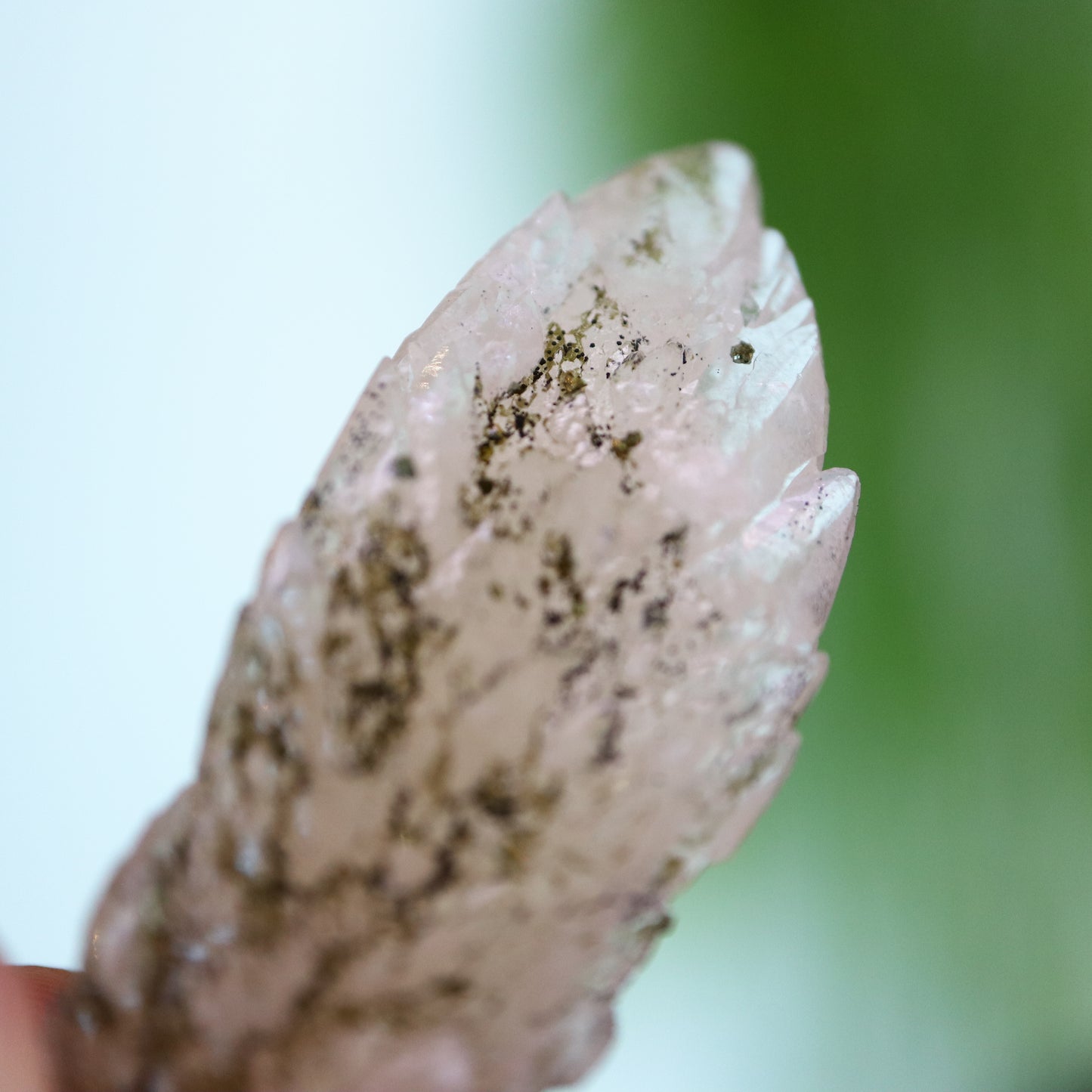 Feather calciet met pyriet UV
