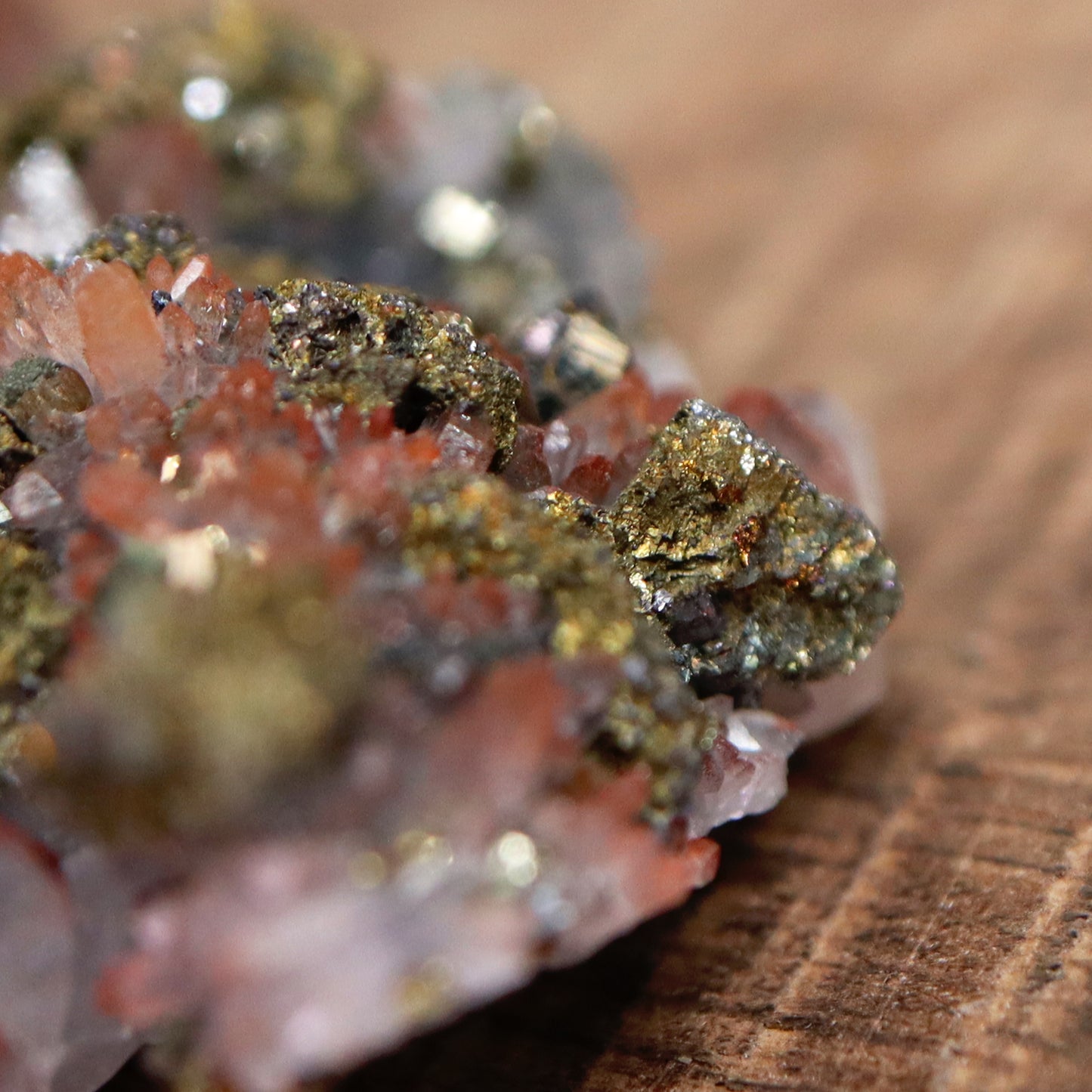 ''Rode'' kwarts cluster met pyriet