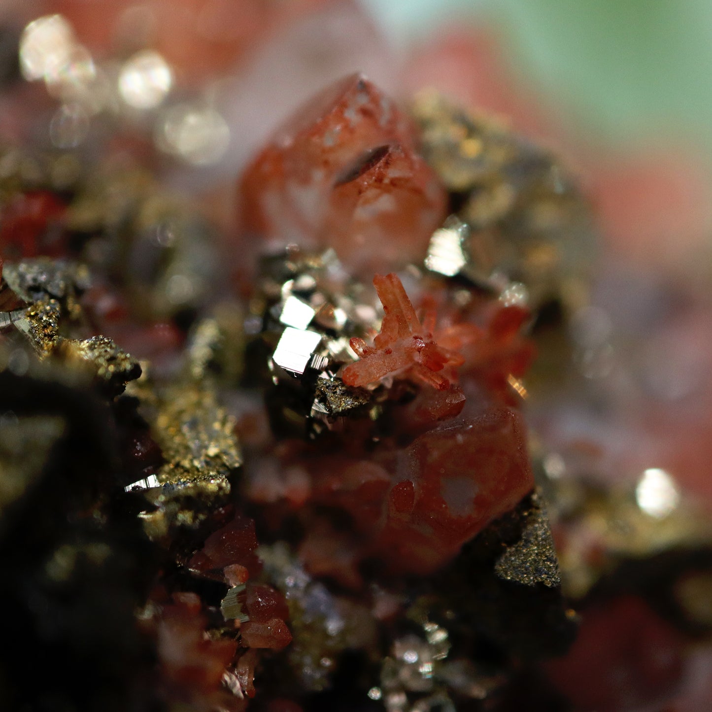 ''Rode'' Kwarts cluster met pyriet