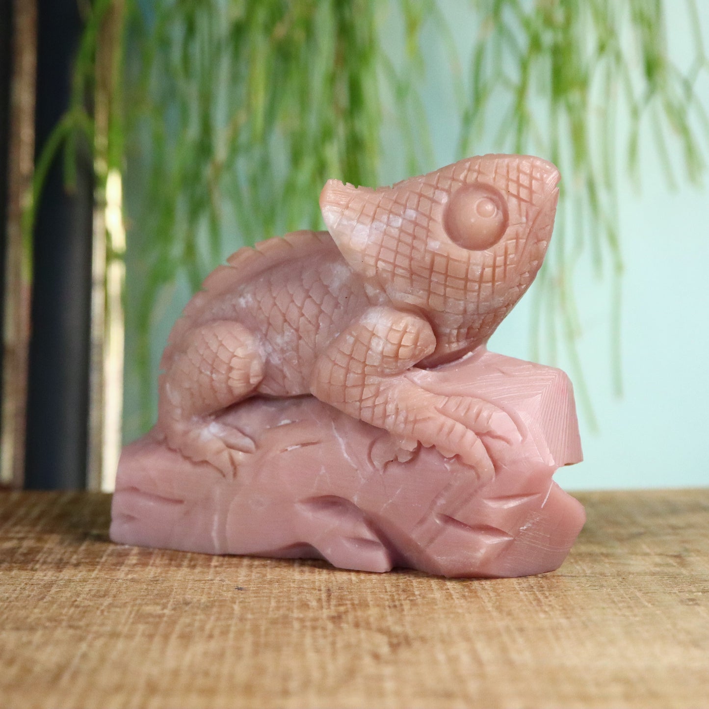 Handgeslepen kameleon roze jade