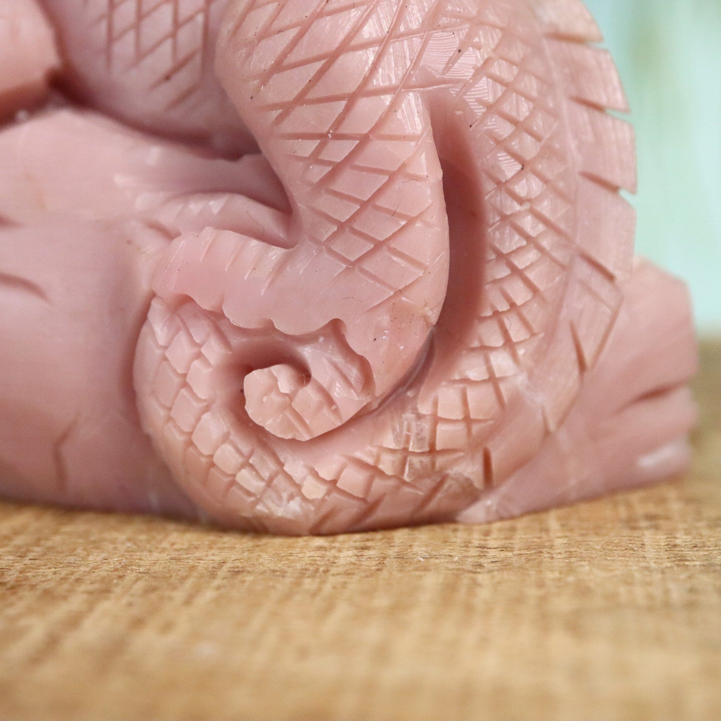 Handgeslepen kameleon roze jade