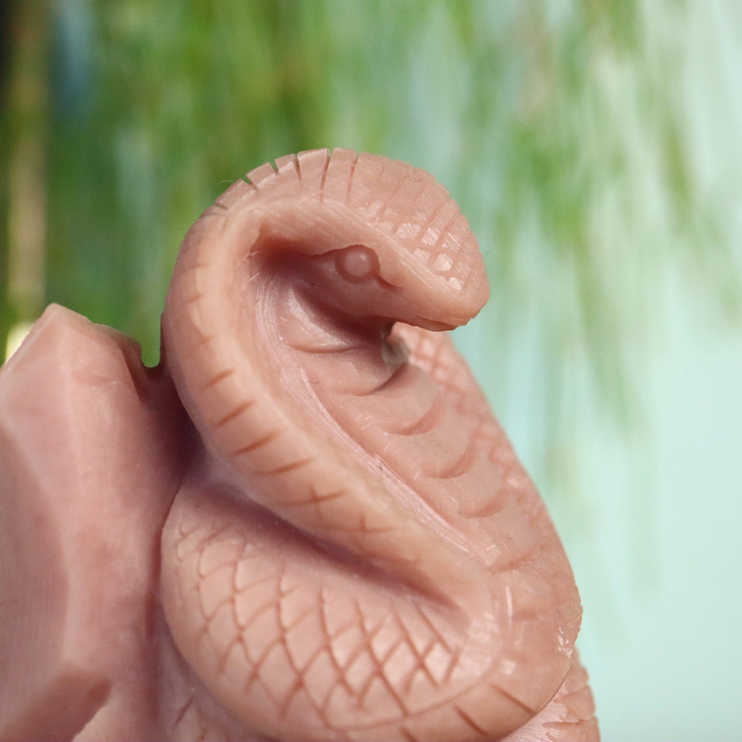 Handgeslepen slang roze jade