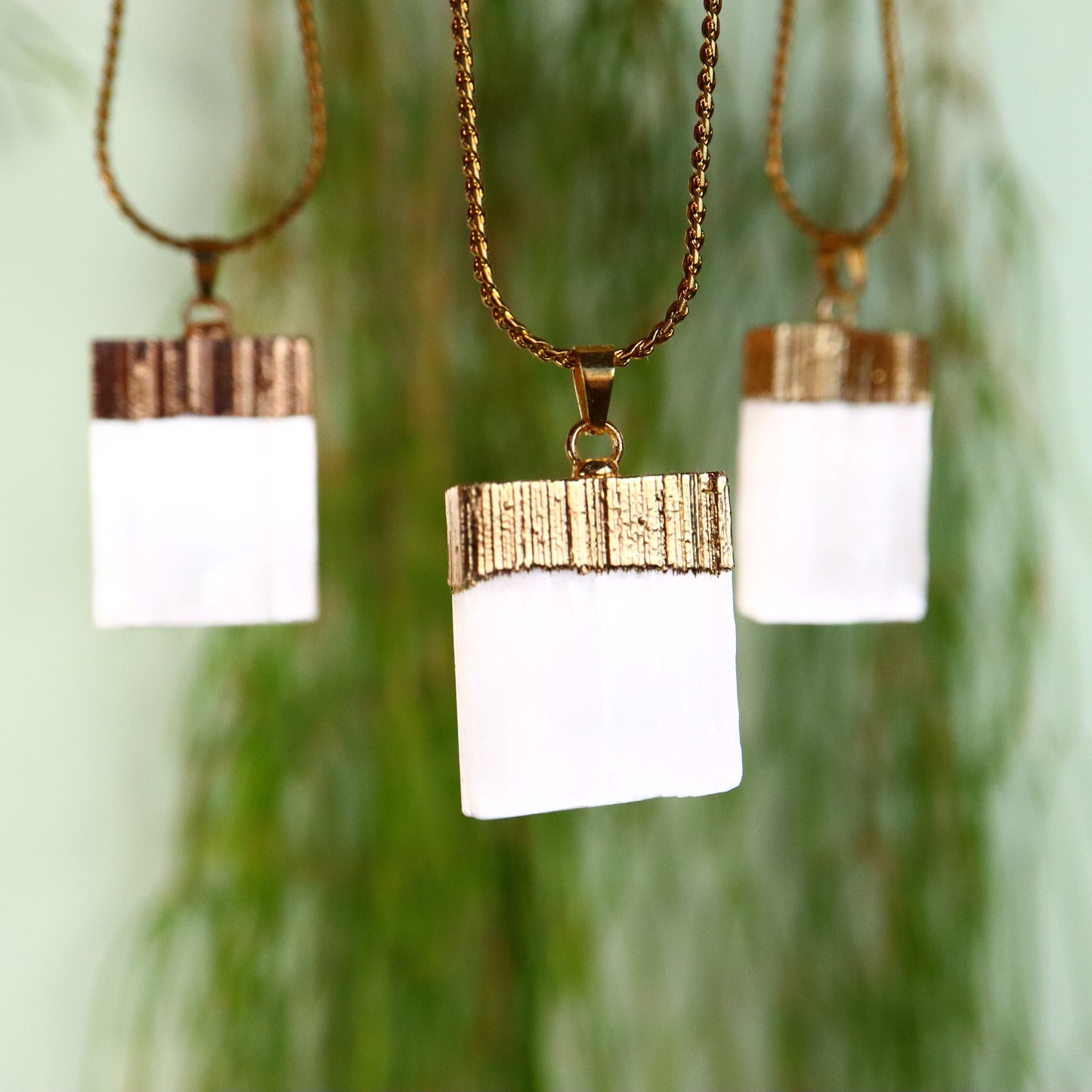 Satijnspaat hanger goud metaal