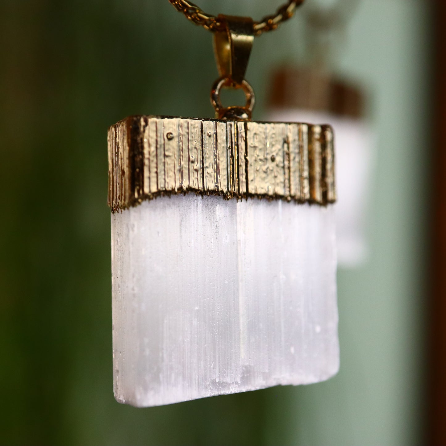 Satijnspaat hanger goud metaal