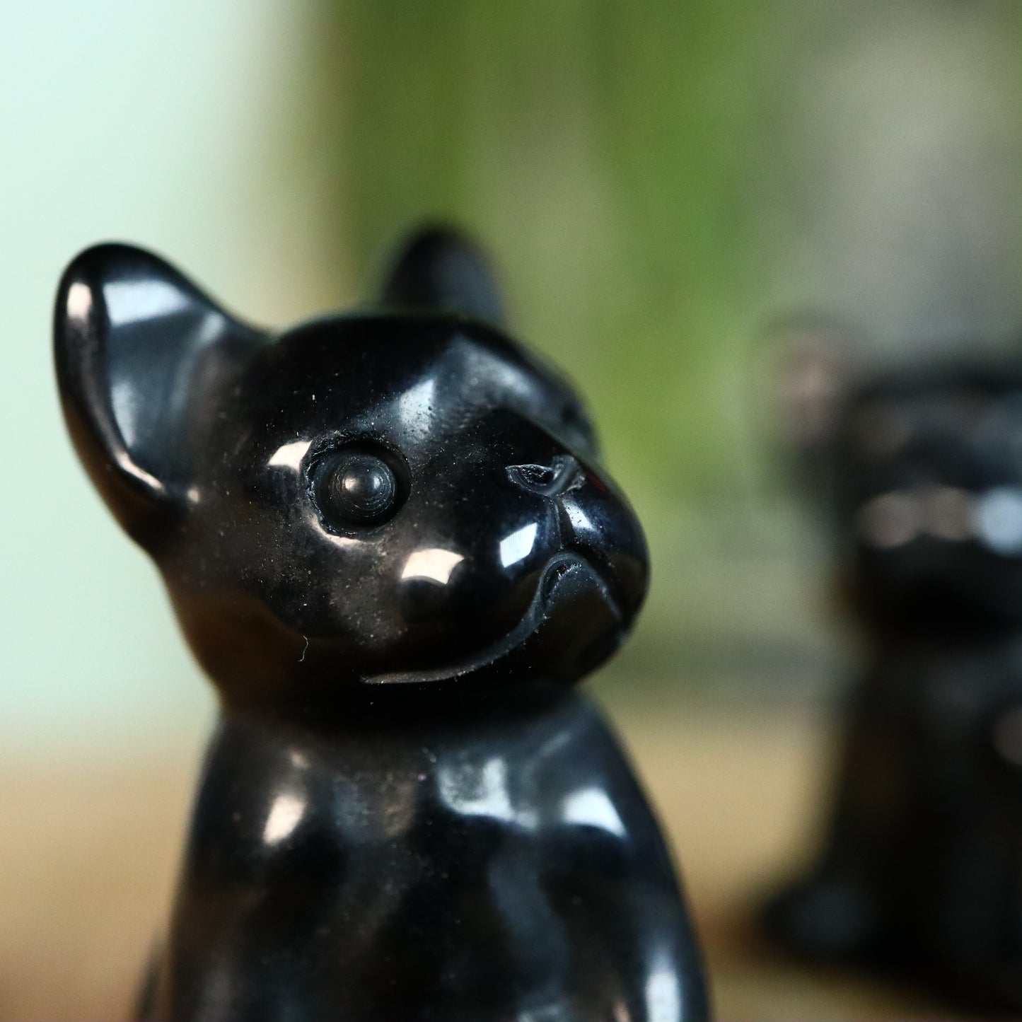 French bulldog zittend Obsidiaan