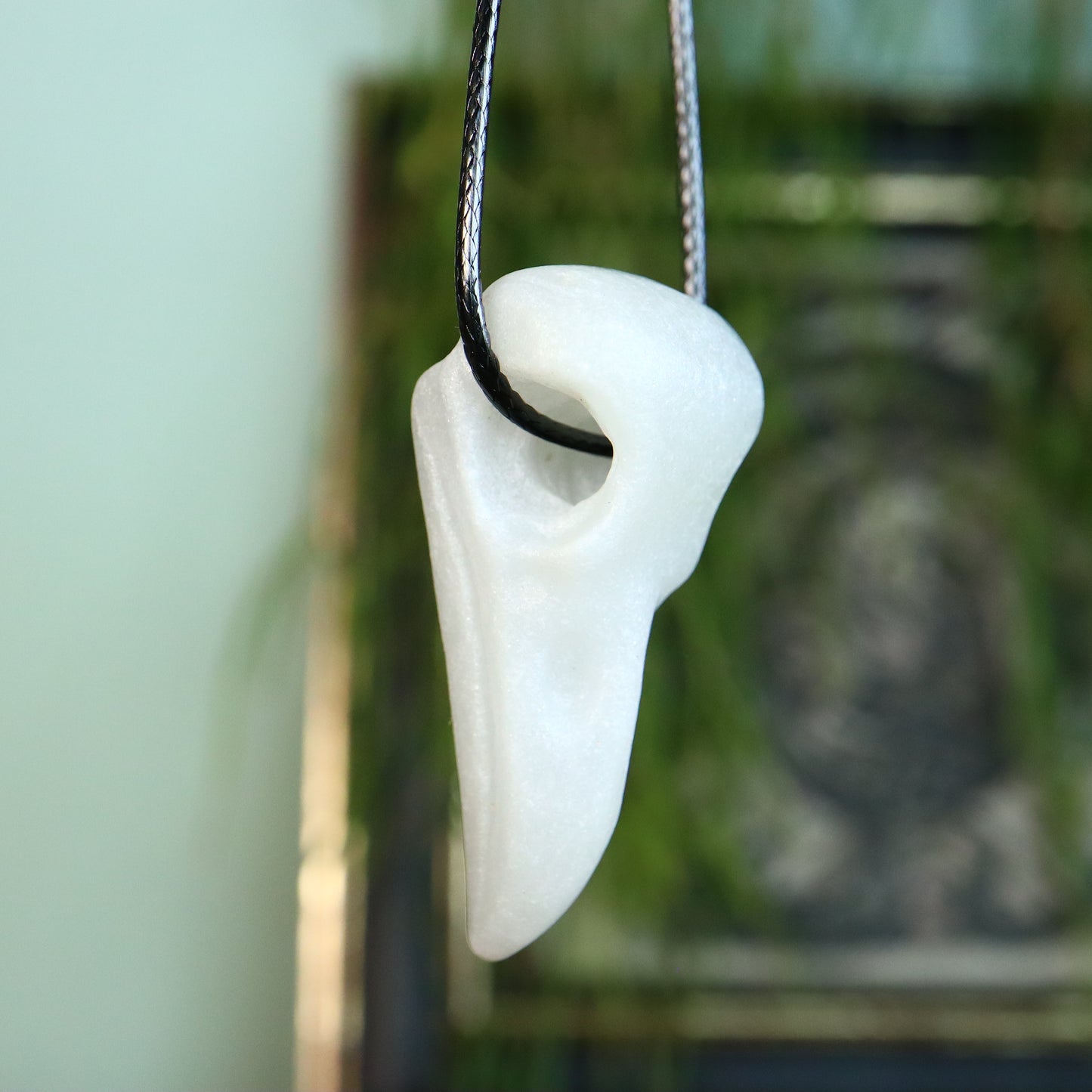 raven schedel / hanger witte jade