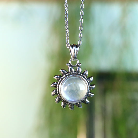 Maansteen zon verzilverd met ketting