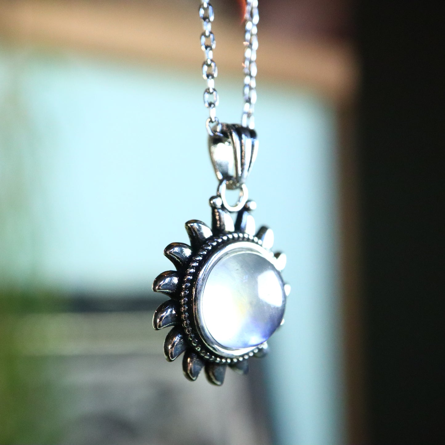 Maansteen zon verzilverd met ketting