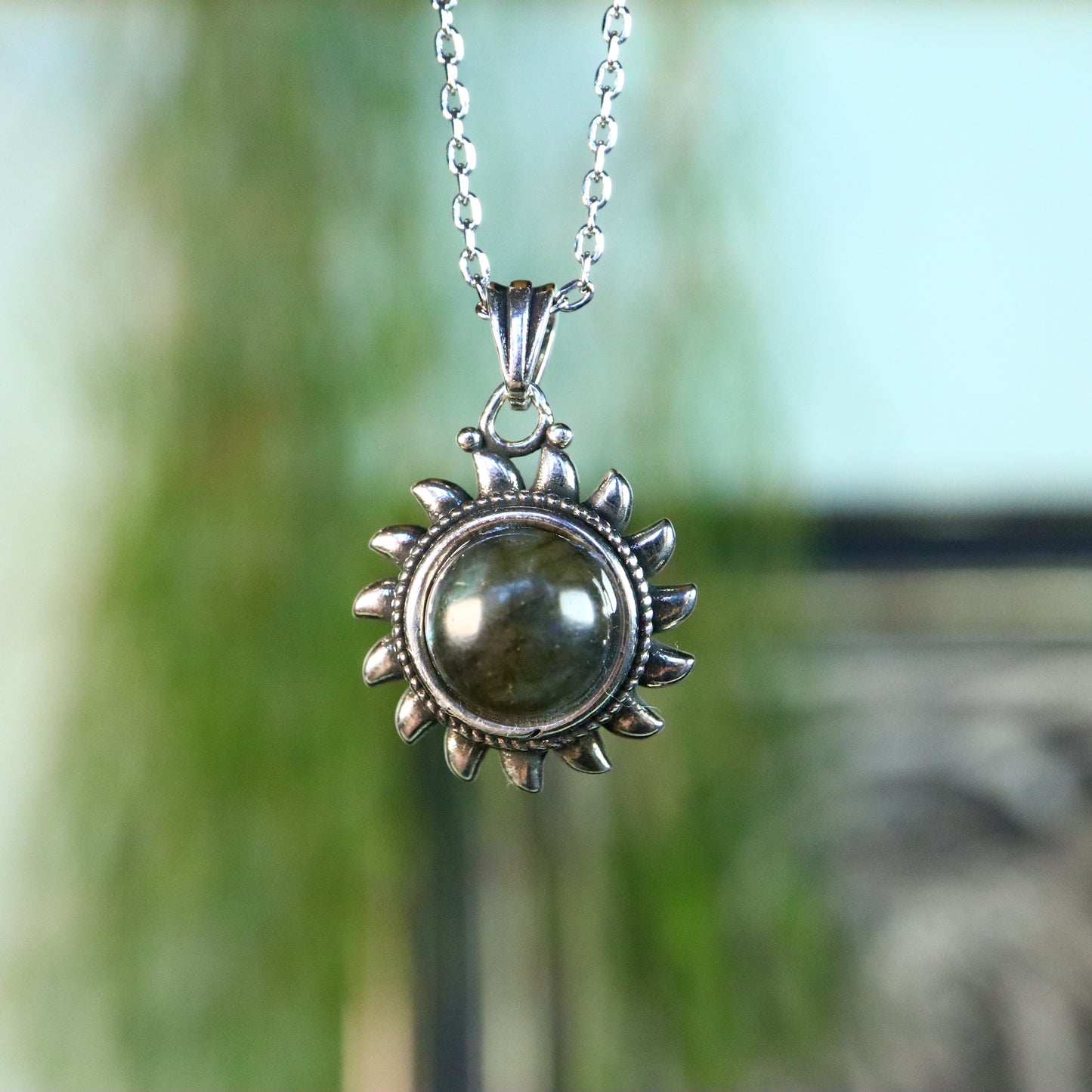 Labradoriet zon verzilverd met ketting