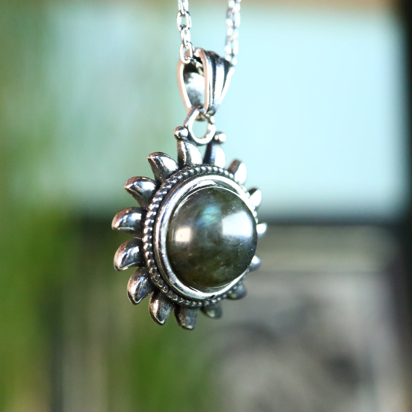 Labradoriet zon verzilverd met ketting