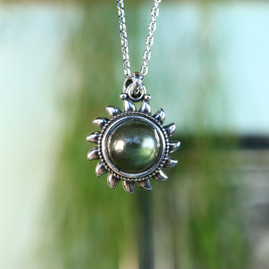 Labradoriet zon verzilverd met ketting