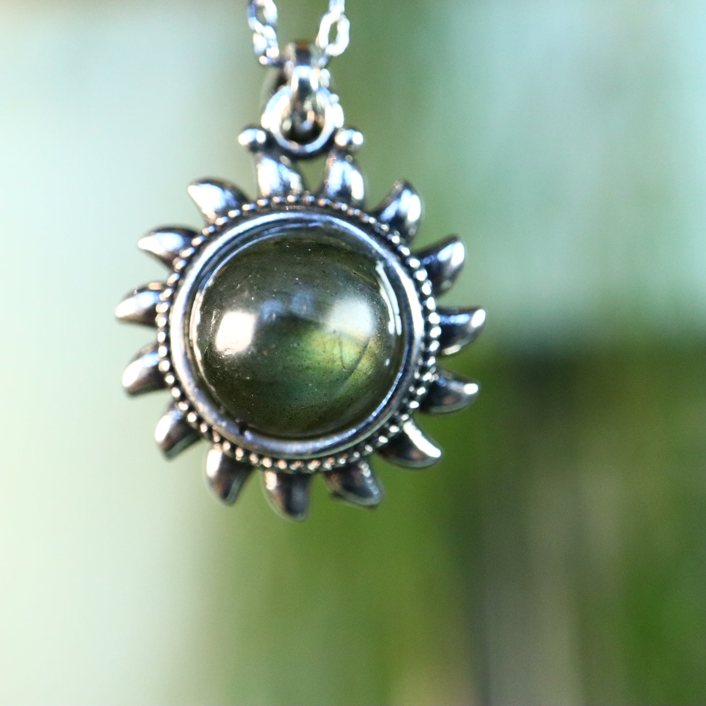 Labradoriet zon verzilverd met ketting