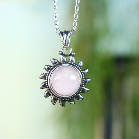 Rozenkwarts zon verzilverd met ketting