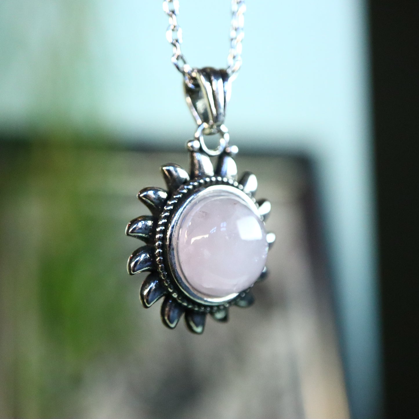Rozenkwarts zon verzilverd met ketting
